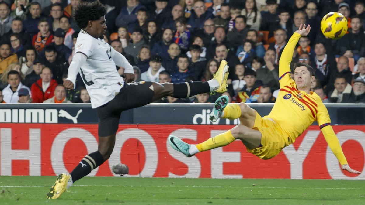 Lewandowski intenta una chilena fallida ante Thierry en el Valencia-Barça.