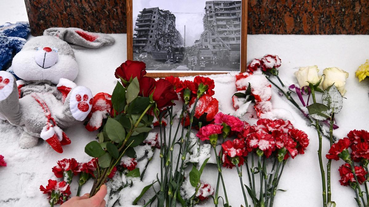 Una persona deja flores en memoria de los fallecidos por el impacto contra un bloque residencial en Dnipro, ante el monumento de la poetisa Lesya Ukrainka en Moscú.