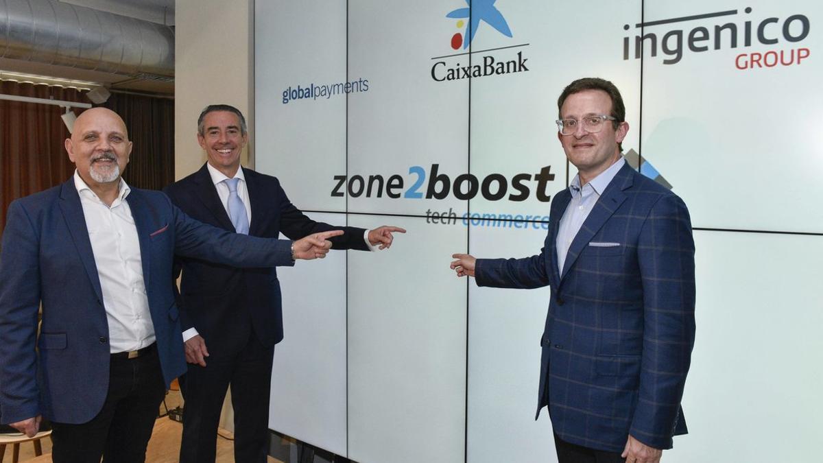 Presentación de Zone2boost. De izquierda a derecha, Mark Antipof (responsable de márketing de Ingenico), Juan Antonio Alcaraz (director general de CaixaBank) y Jeff Sloan (consejero delegado de Global Payments).