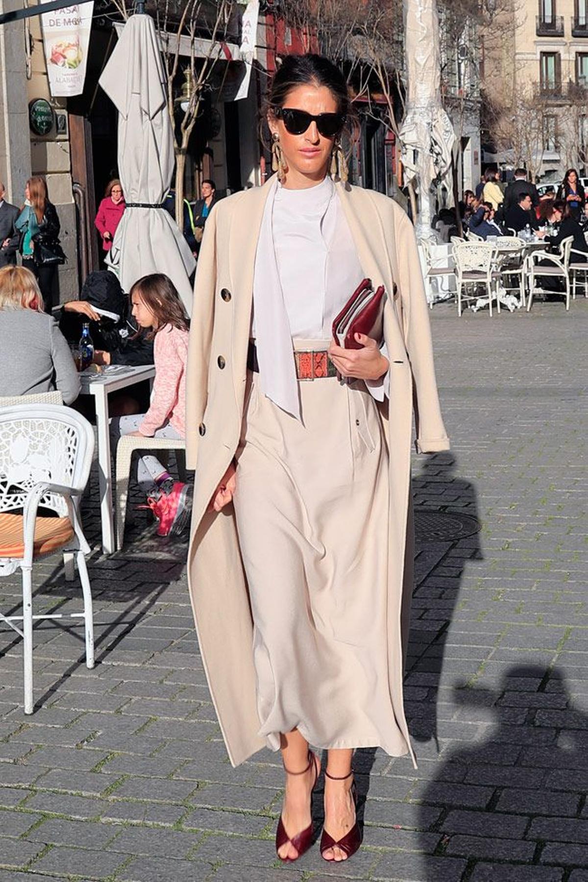 Inés Domecq con falda midi beige, camisa blanca y abrigo crudo