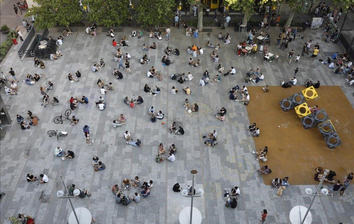 Botellón en la plaza del Sol, en Gràcia, el lunes, minutos antes de que la Guardia Urbana la desalojara.