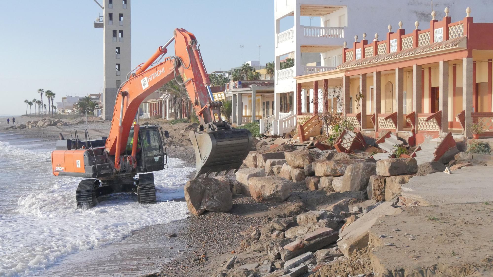 Nules no espera a Costas y actúa para proteger las viviendas de primera línea de playa