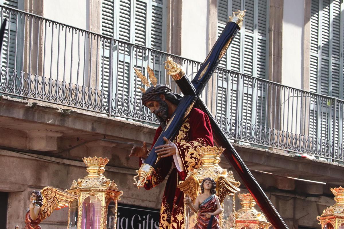 La imagen de Nuestro Padre Jesús del Gran Poder vuelve a salir por las calles de Barcelona cargada a hombros