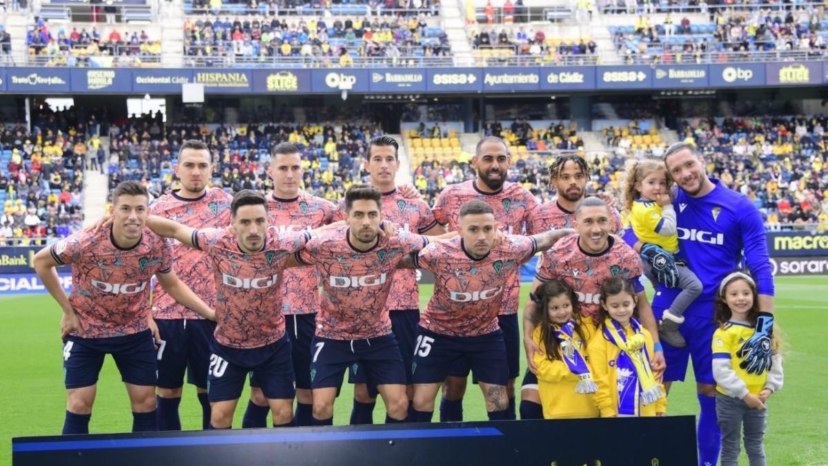 El 11 del Cádiz con la camiseta conmemorativa