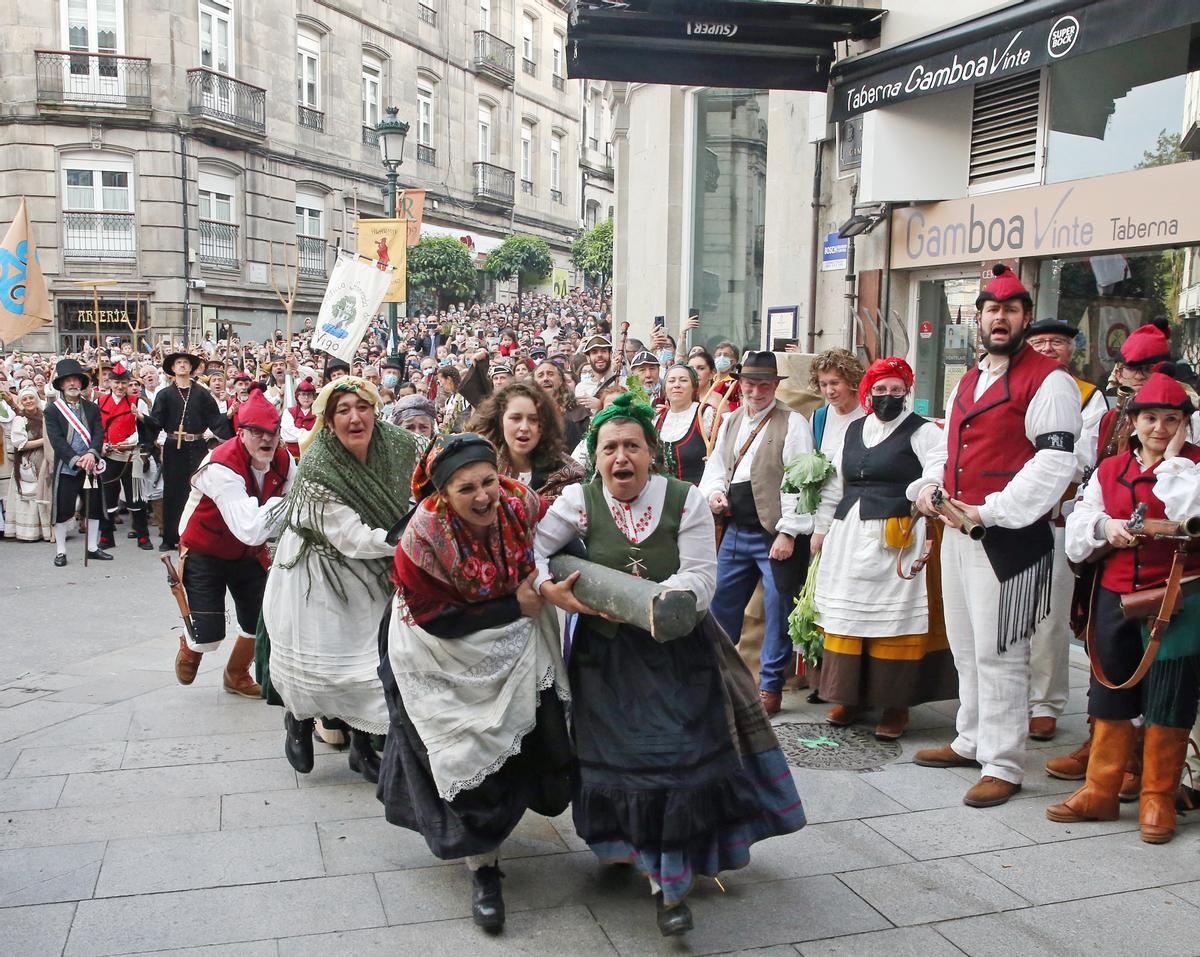 Los vigueses abarrotan las calles del Casco Vello en el día grande de la Reconquista
