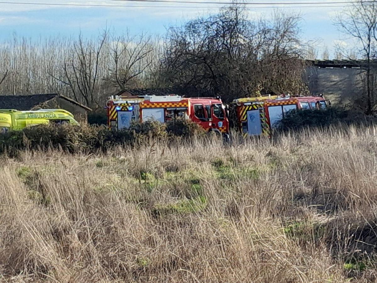 Dotaciones de bomberos en el lugar del siniestro