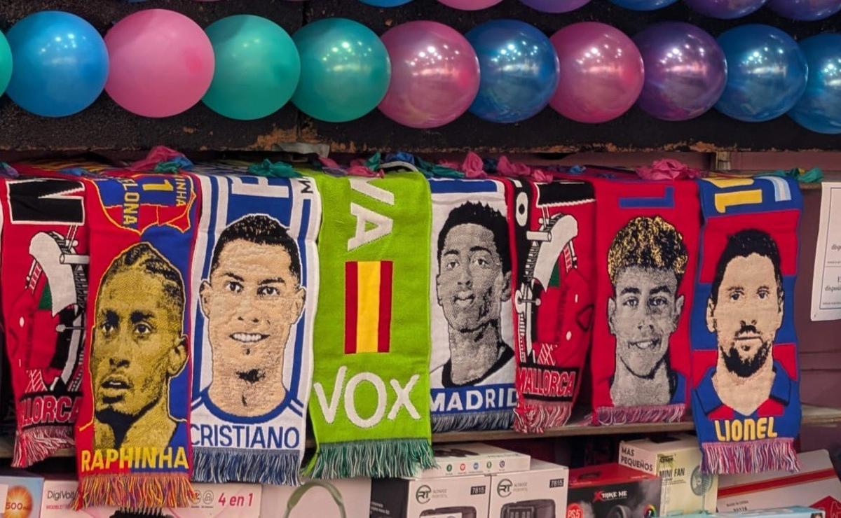 Bufandas de Vox expuestas en un puesto de la Fira del Ram.
