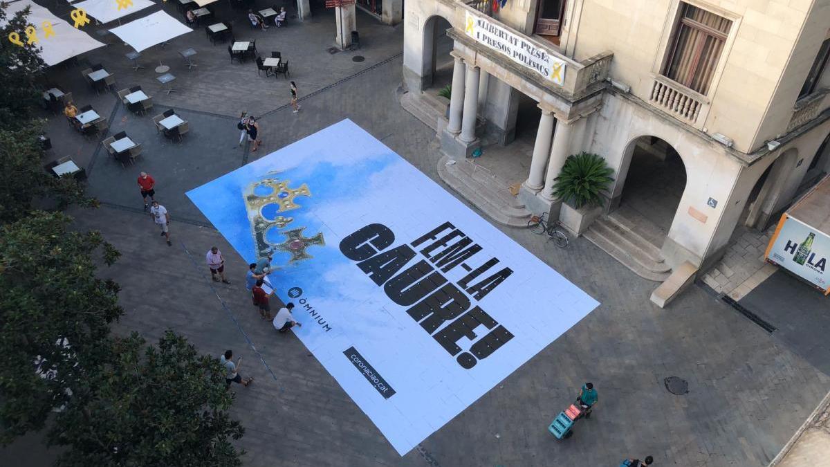 La gran pancarta que Òmnium ha desplegat aquest divendres a Figueres.