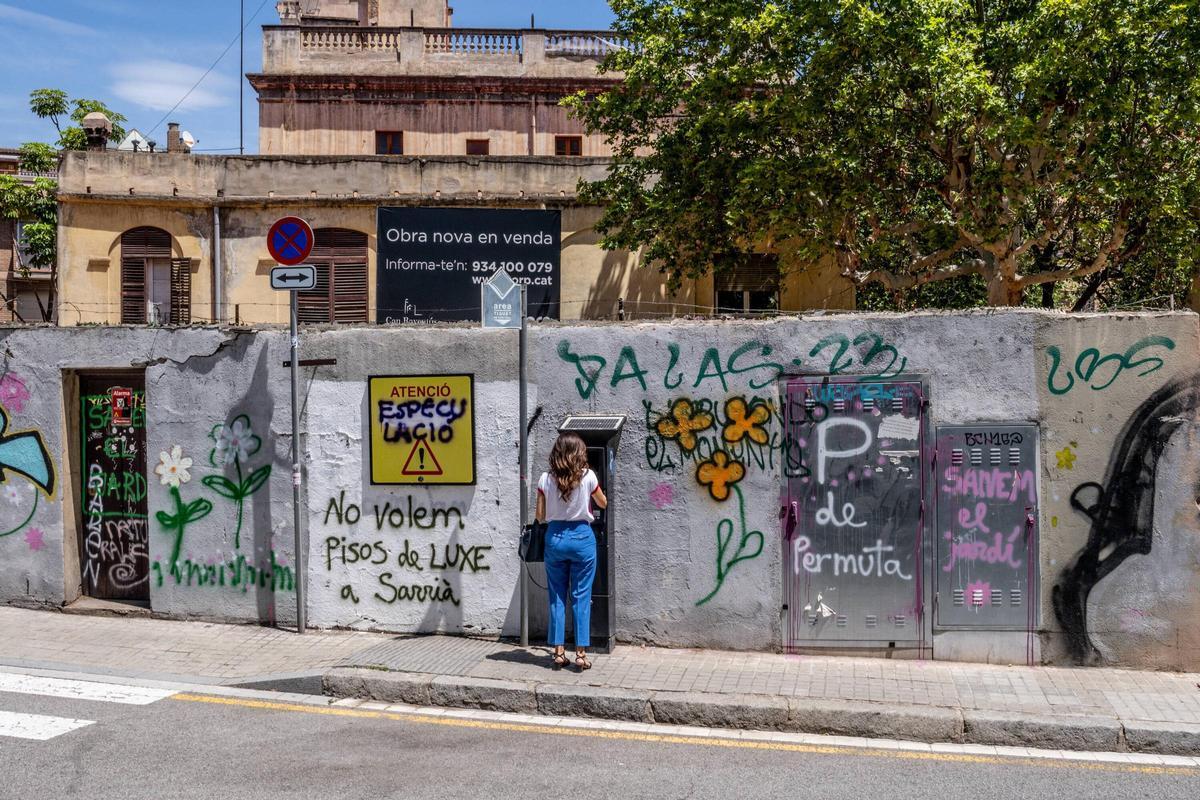 Grafitis contra el plan para construir pisos de lujo en el jardín de la masía de Can Raventós, en Barcelona.