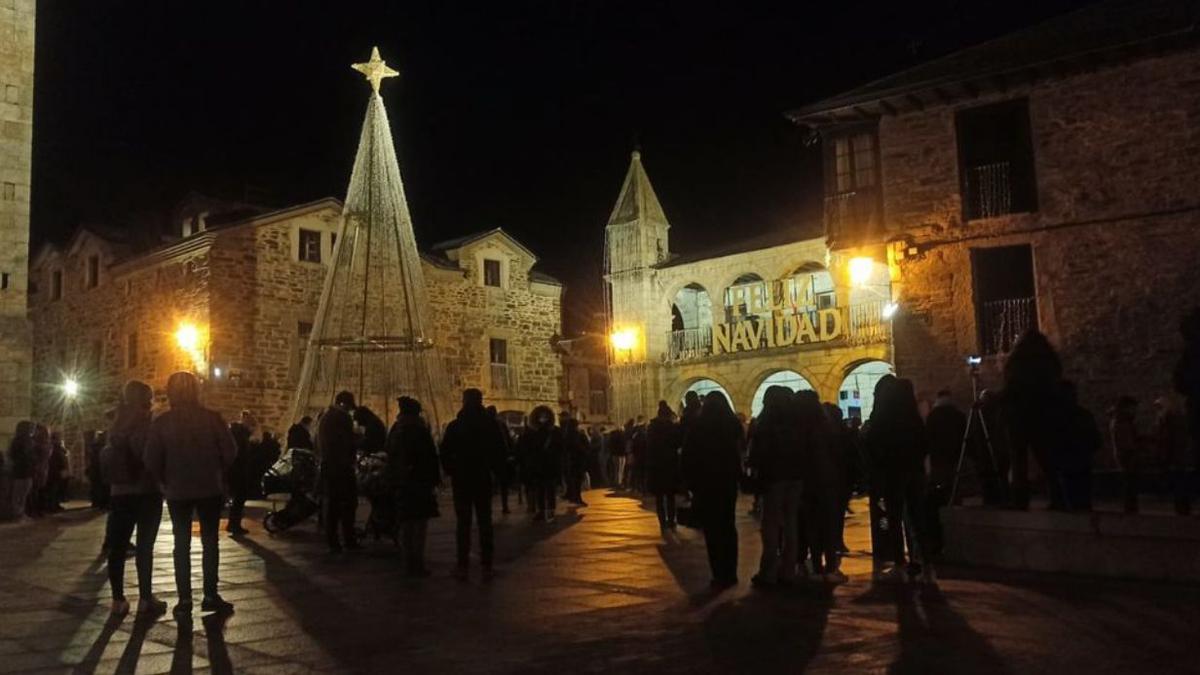 El casco antiguo de Puebla de Sanabria y las luces de Navidad momentos antes dell encendido de ayer. | Ayuntamiento de Puebla de Sanabria