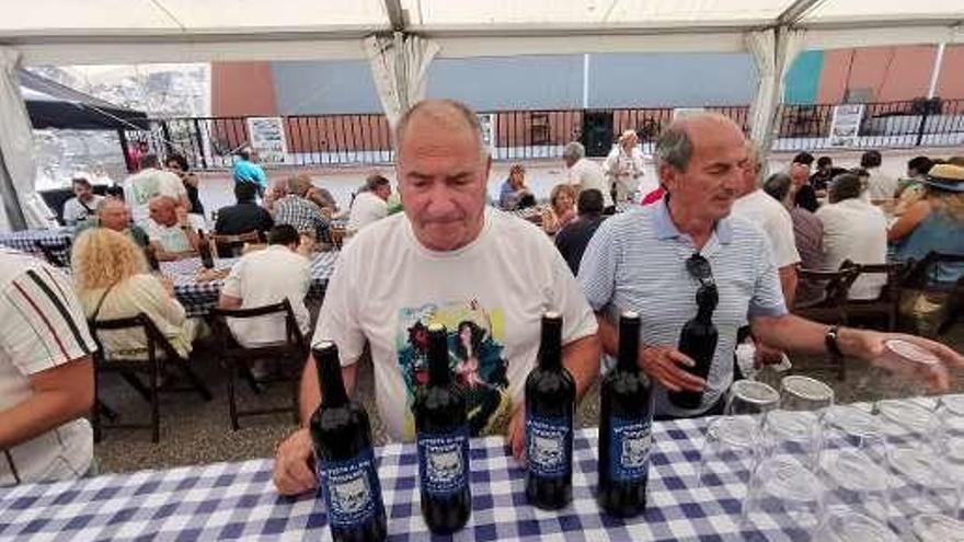 Botellas a la venta en la fiesta de Cela. // Santos Álvarez