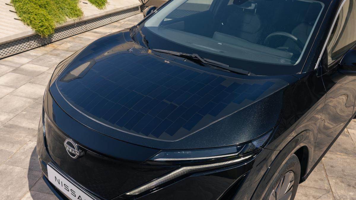 Nissan Ariya con paneles solares