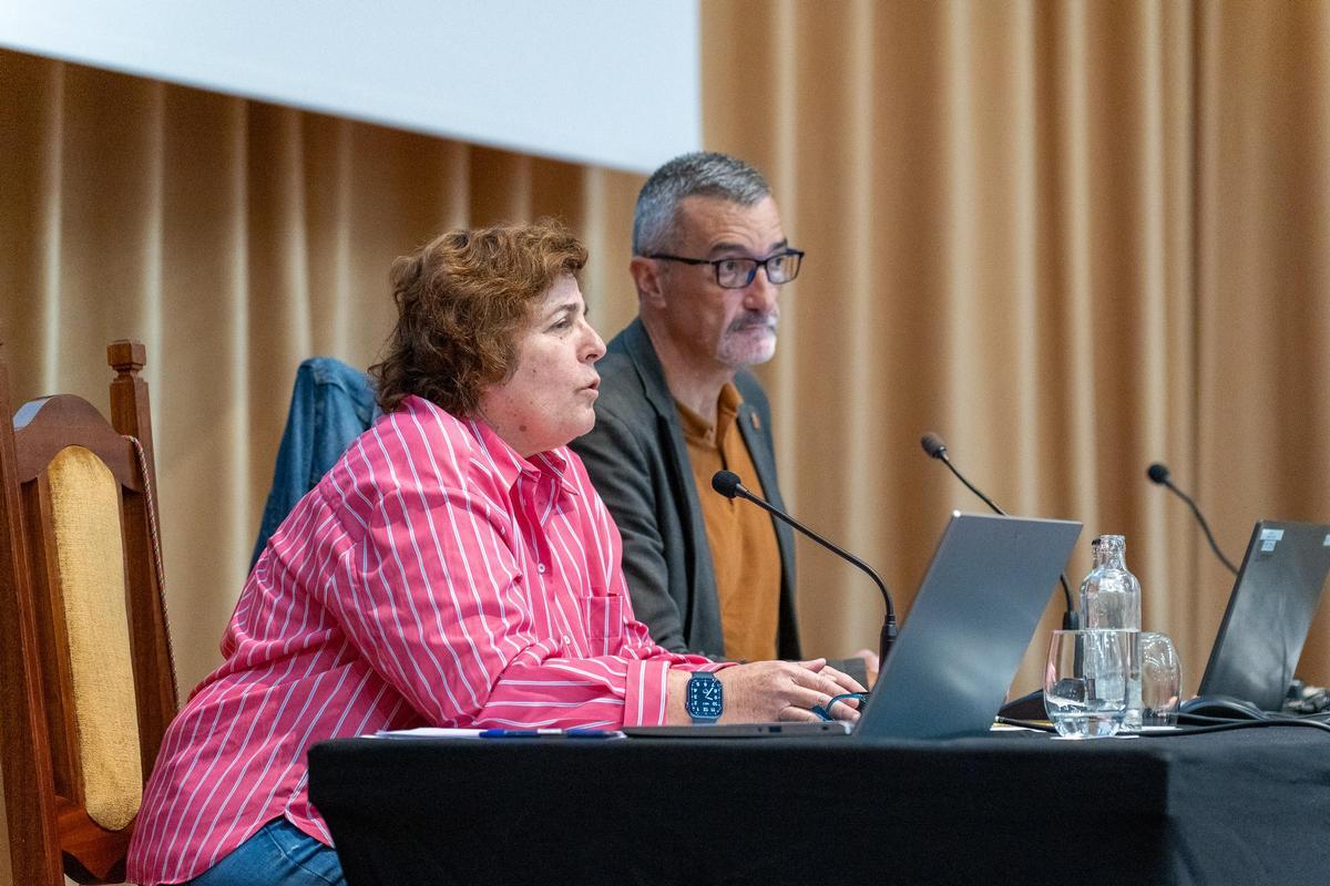 Juana de la Rosa González y Marci Acuña en la jornada sobre violencia sexual en el Cabildo de Lanzarote.