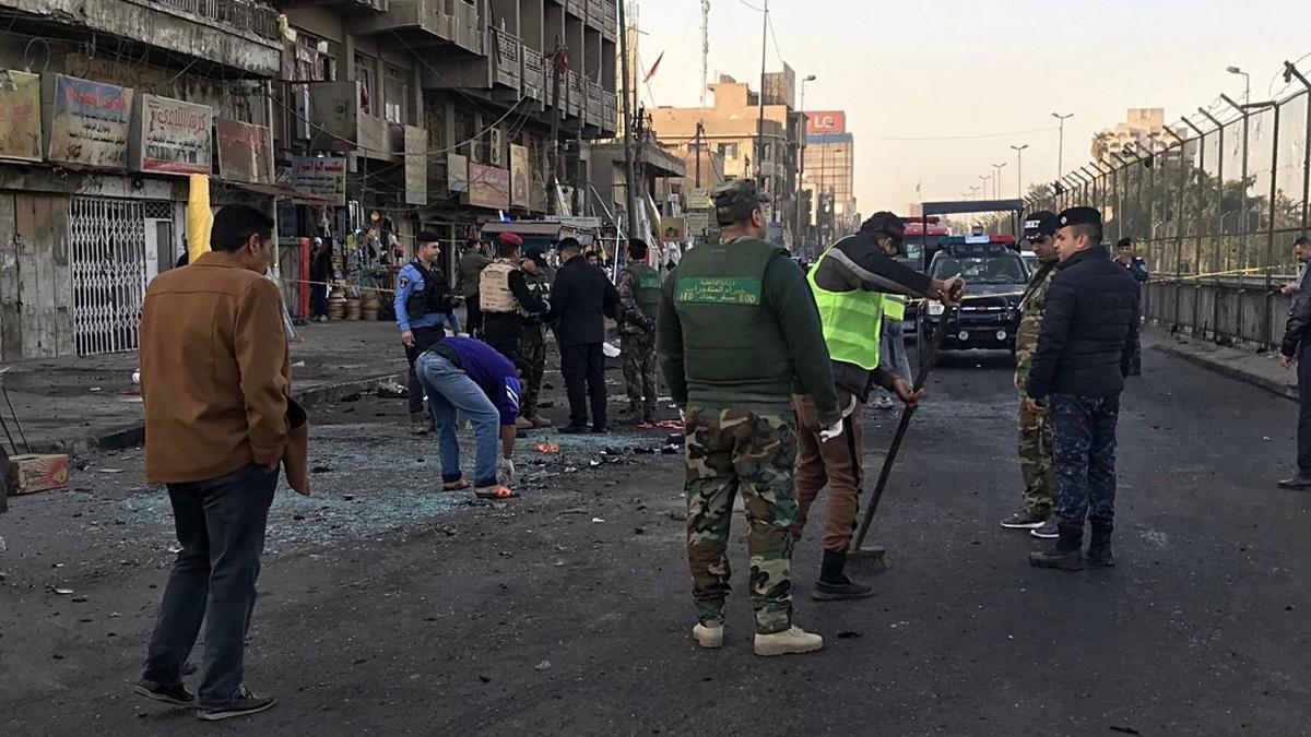 Las fuerzas de seguridad iraquís han acordonado la zona donde se han producido los dos ataques suicidas que han provocado la muerte de, al menos, 36 personas.