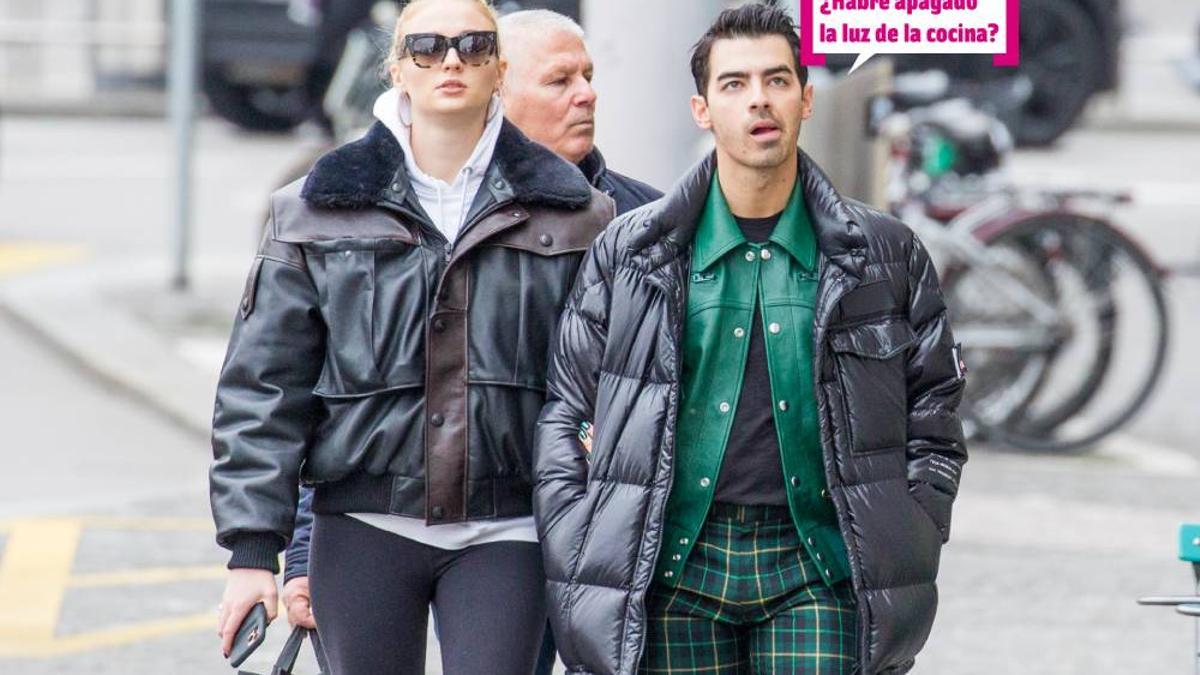 Sophie Turner y Joe Jonas paseando por la calle