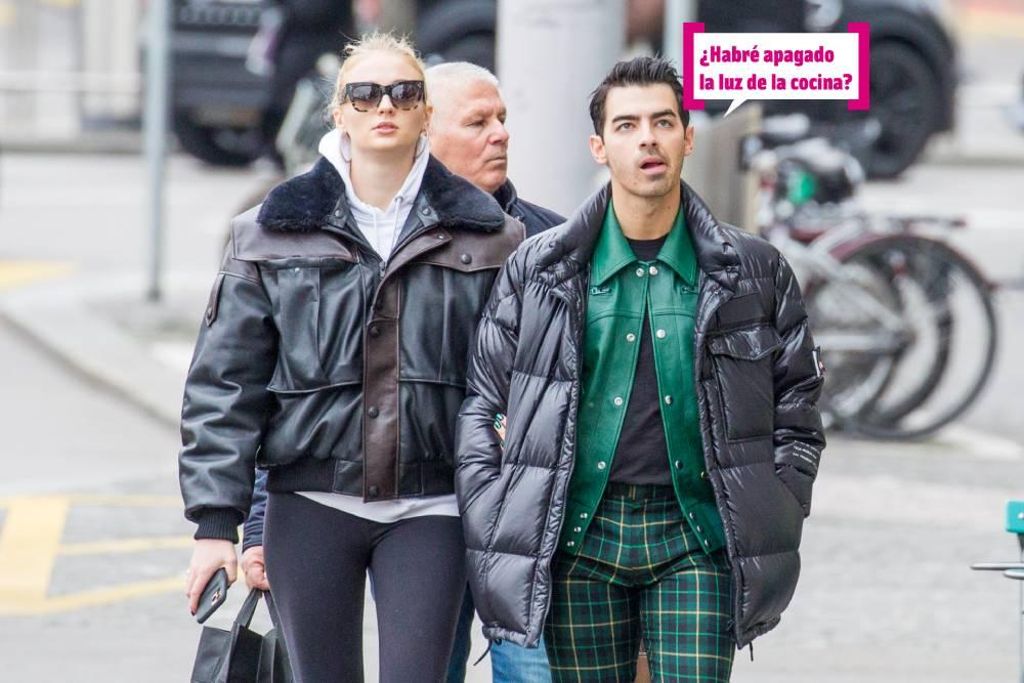 Sophie Turner y Joe Jonas paseando por la calle