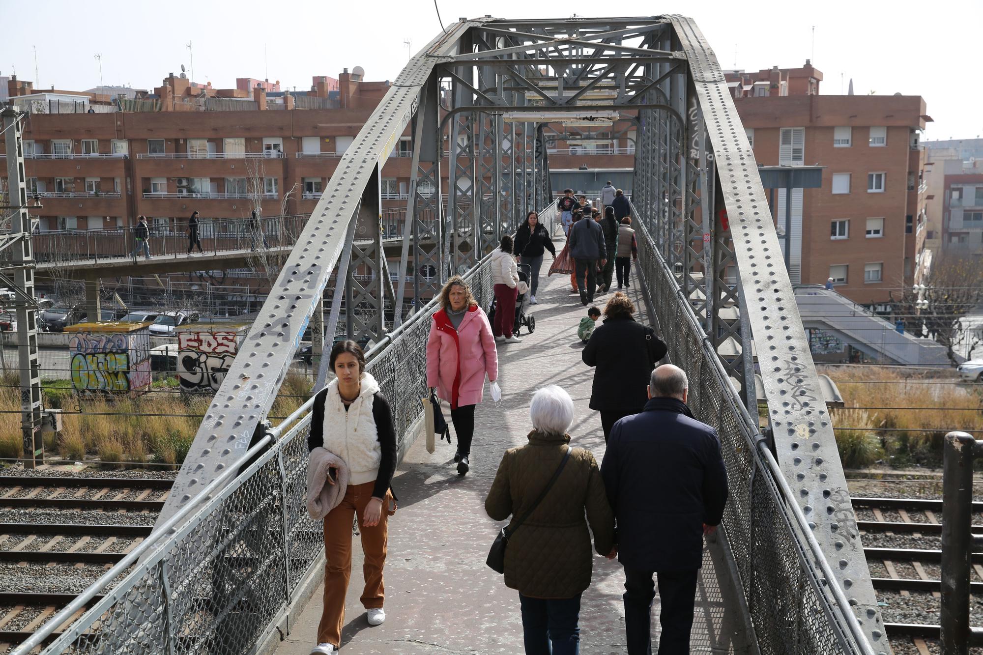 El histórico Pont d'en Jordà o Pont de la Torrassa de L'Hospitalet de Llobregat. Estado del puente y la degradación de sus alrededores