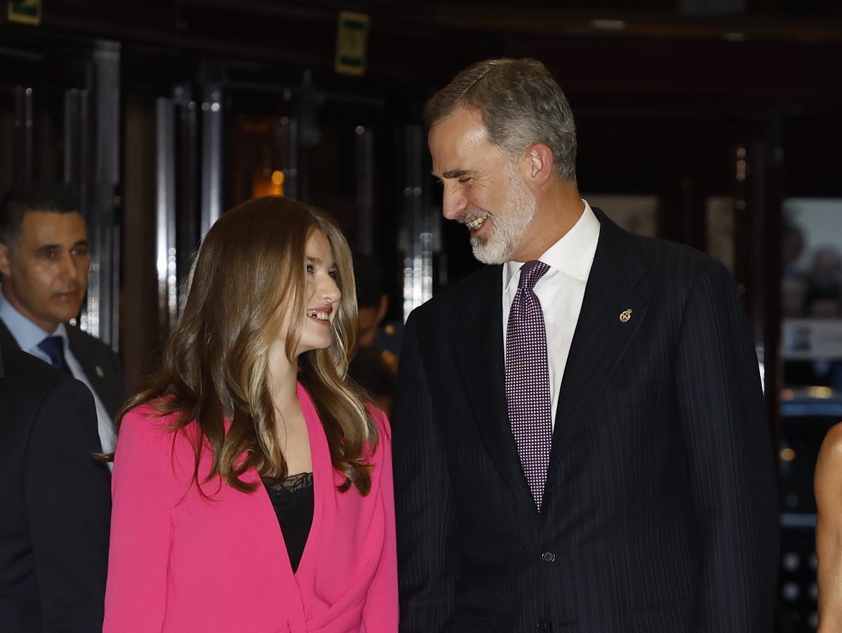 OVIEDO, 27/10/2022.- El rey Felipe VI (d) y la princesa Leonor (i) a su llegada a Oviedo para presidir el tradicional concierto de los Premios Princesa de Asturias, que incluye una actuación de la cantaora Carmen Linares y la bailaora María Pagés, distinguidas con al galardón de las Artes, la víspera de la entrega de los premios. EFE/ Ballesteros