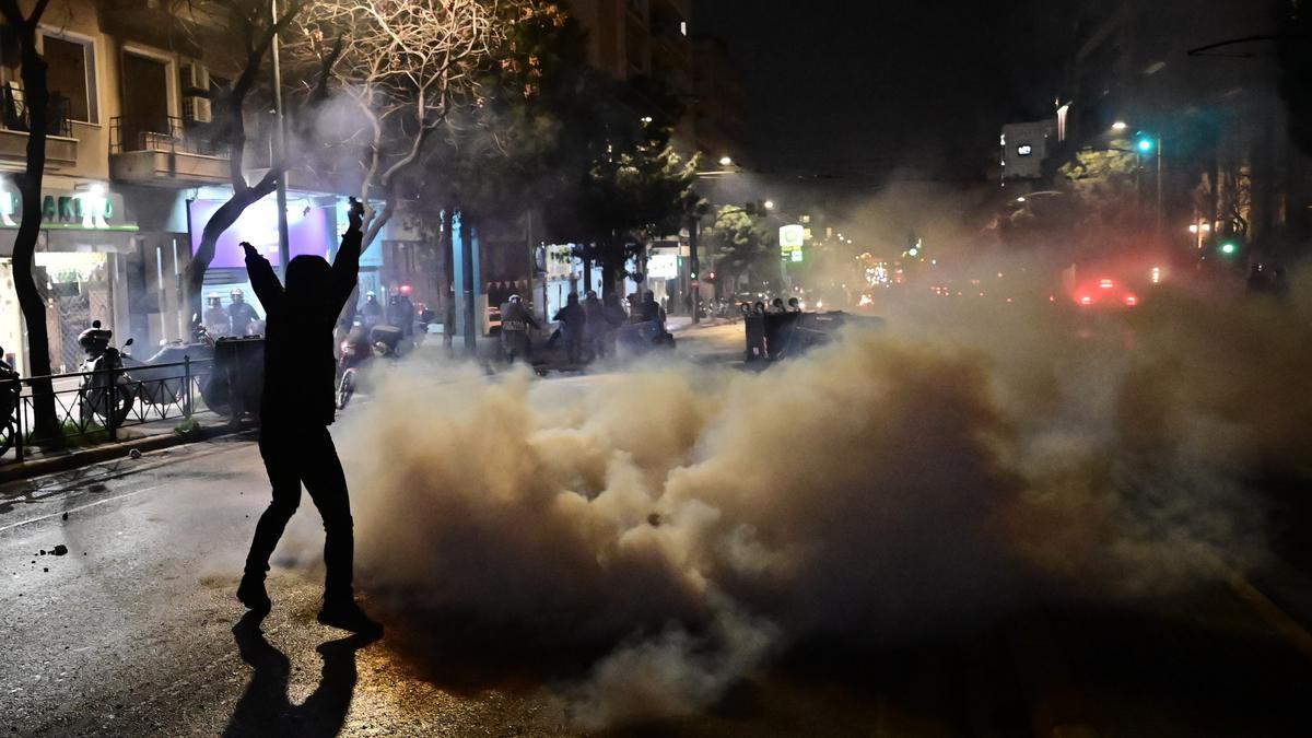 Protestas frente al Parlamento griego en Atenas tras el peor accidente de tren en el país heleno.
