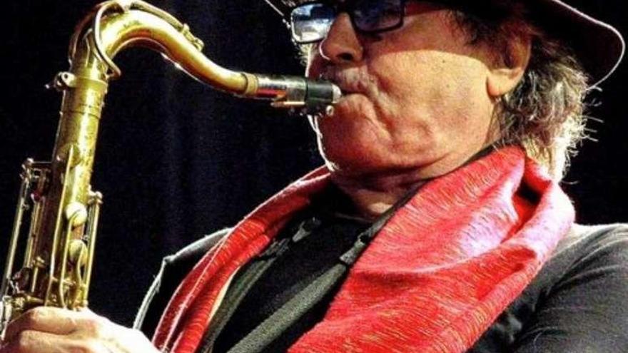 Gato Barbieri, durante una actuación.