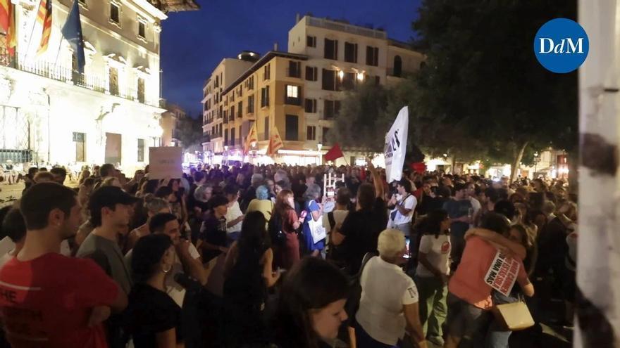 Centenares de personas llenan la plaza de Cort de Palma para reclamar que no haya "ni una Maricarmen más"