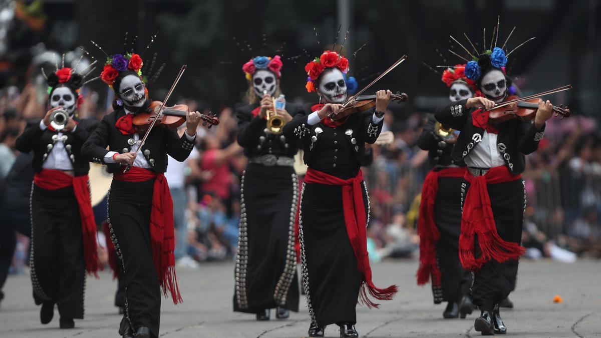 Desfilan previo al Día de Muertos en Ciudad de México