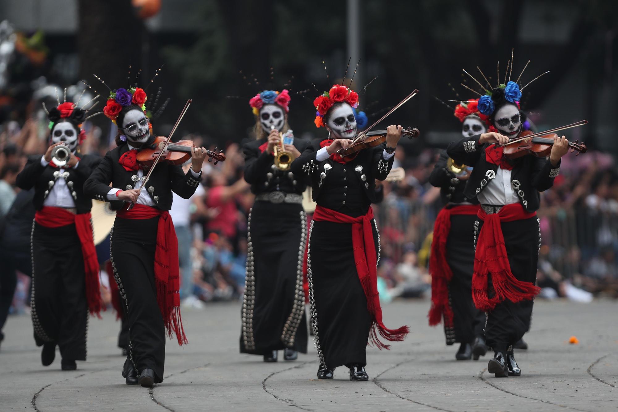 Desfilan previo al Día de Muertos en Ciudad de México