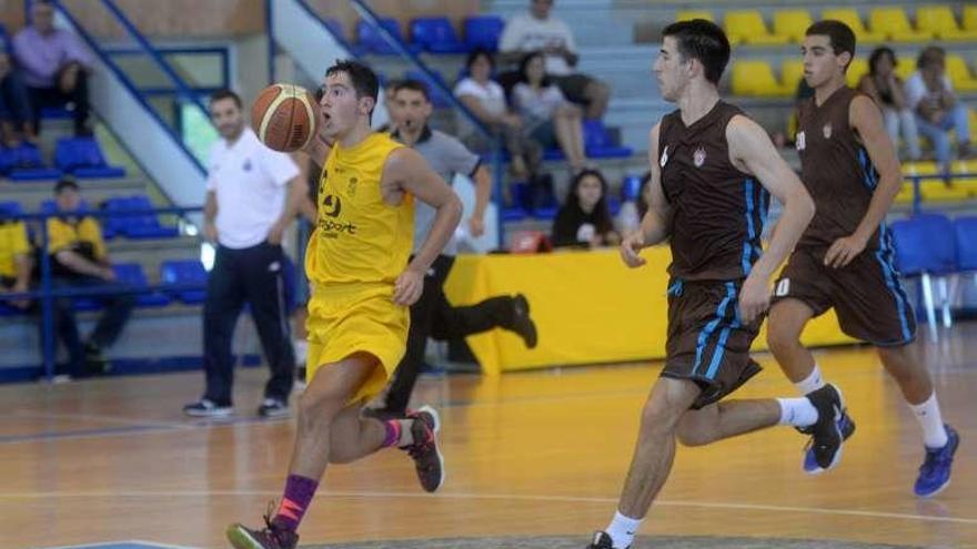 Un momento del torneo en el pabellón de O Pombal. // Noé Parga