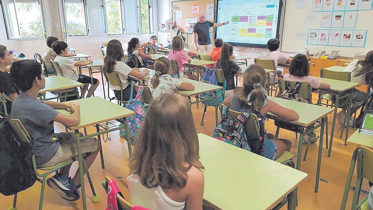 Alumnos de un colegio durante una clase.