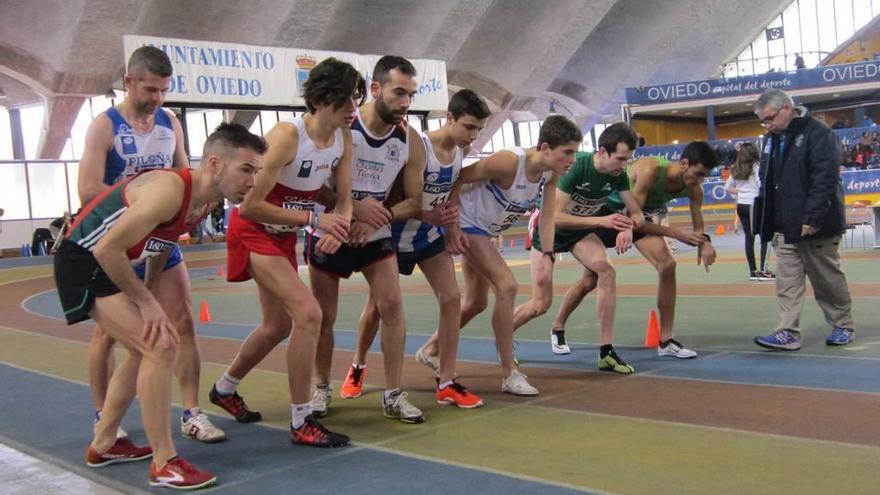 Instantes previos a la salida de los 3.000 metros masculinos.