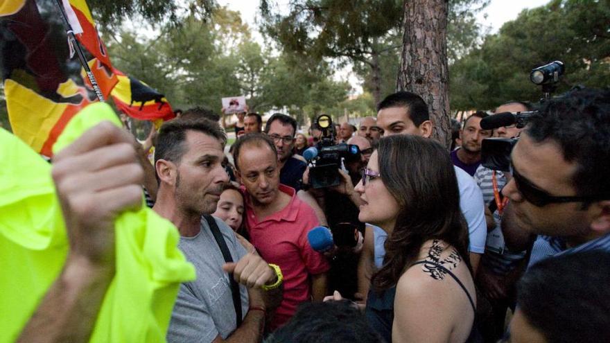 Tenso mitin de «A la valenciana» en el Port de Sagunt