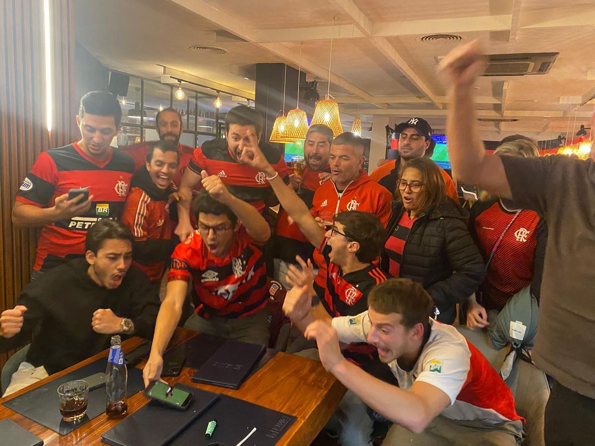 Los aficionados del 'Consulado' se quedaron sin TV y tuvieron que recurrir al móvil