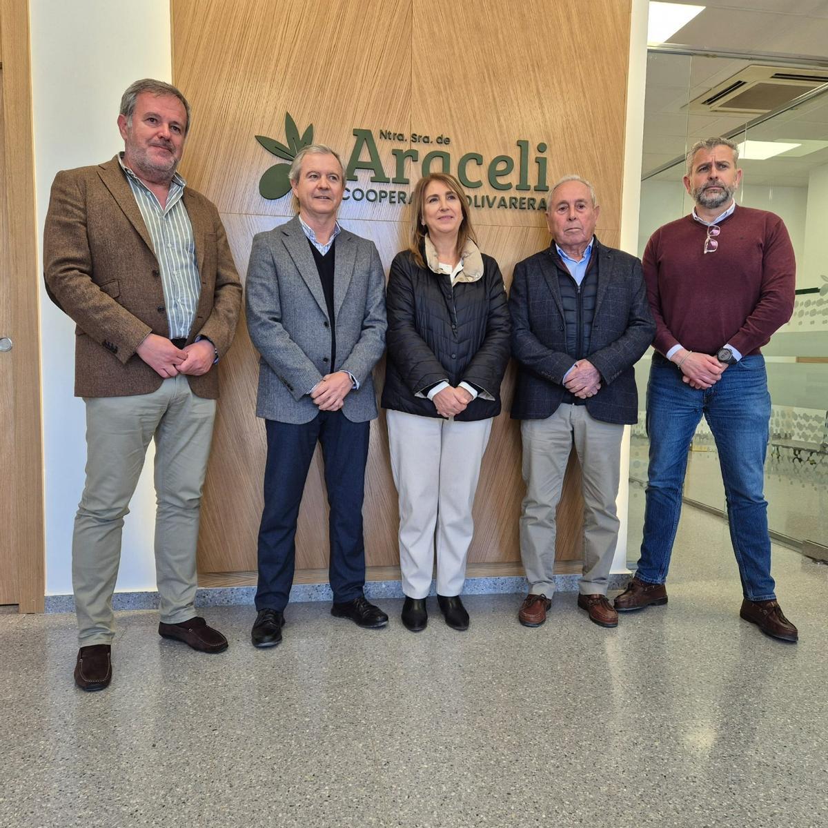 Visita de la subdelegada a la cooperativa Nuestra Señora de Araceli de Lucena.