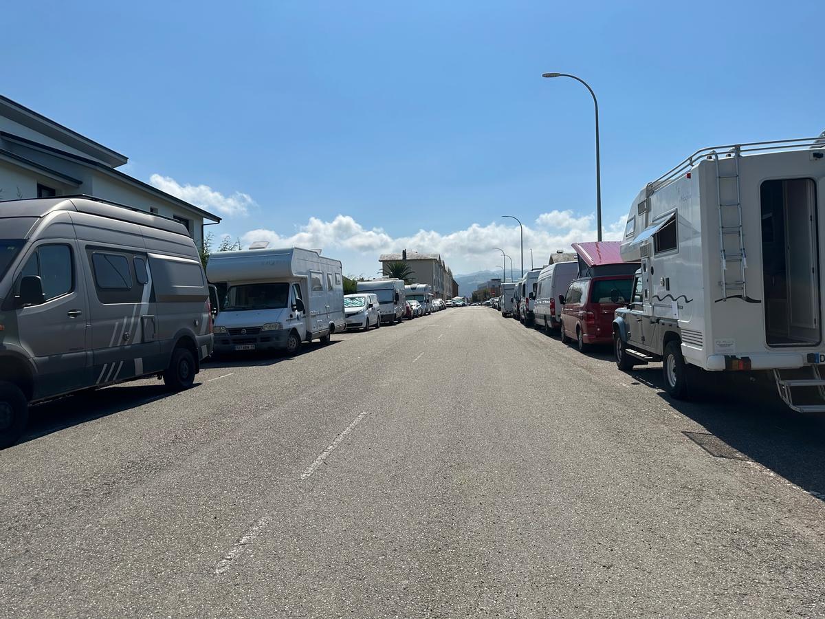 Autocaravanas en la calle Nené Losada Rico, en una estampa poco habitual.