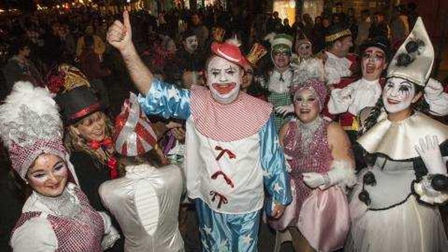 La compañía alicantina de teatro urbano Carros de Foc presentó anoche por primera vez en Alicante dos de sus espectáculos triunfadores en medio mundo.