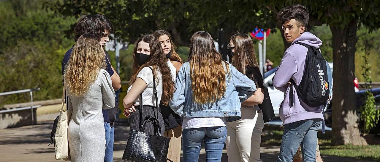 Jóvenes en el inicio del curso universitario en el campus de la UIB.