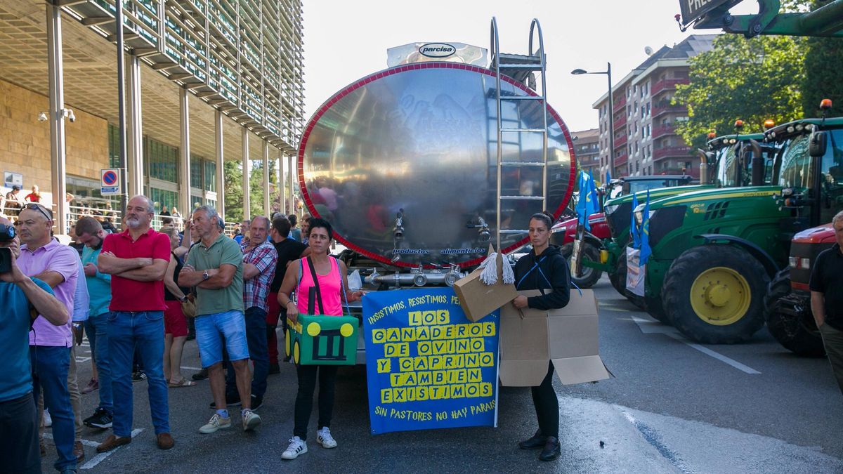 Isabel Pruneda y Paloma Camino, delante de una cuba de leche, en la protesta en Oviedo.