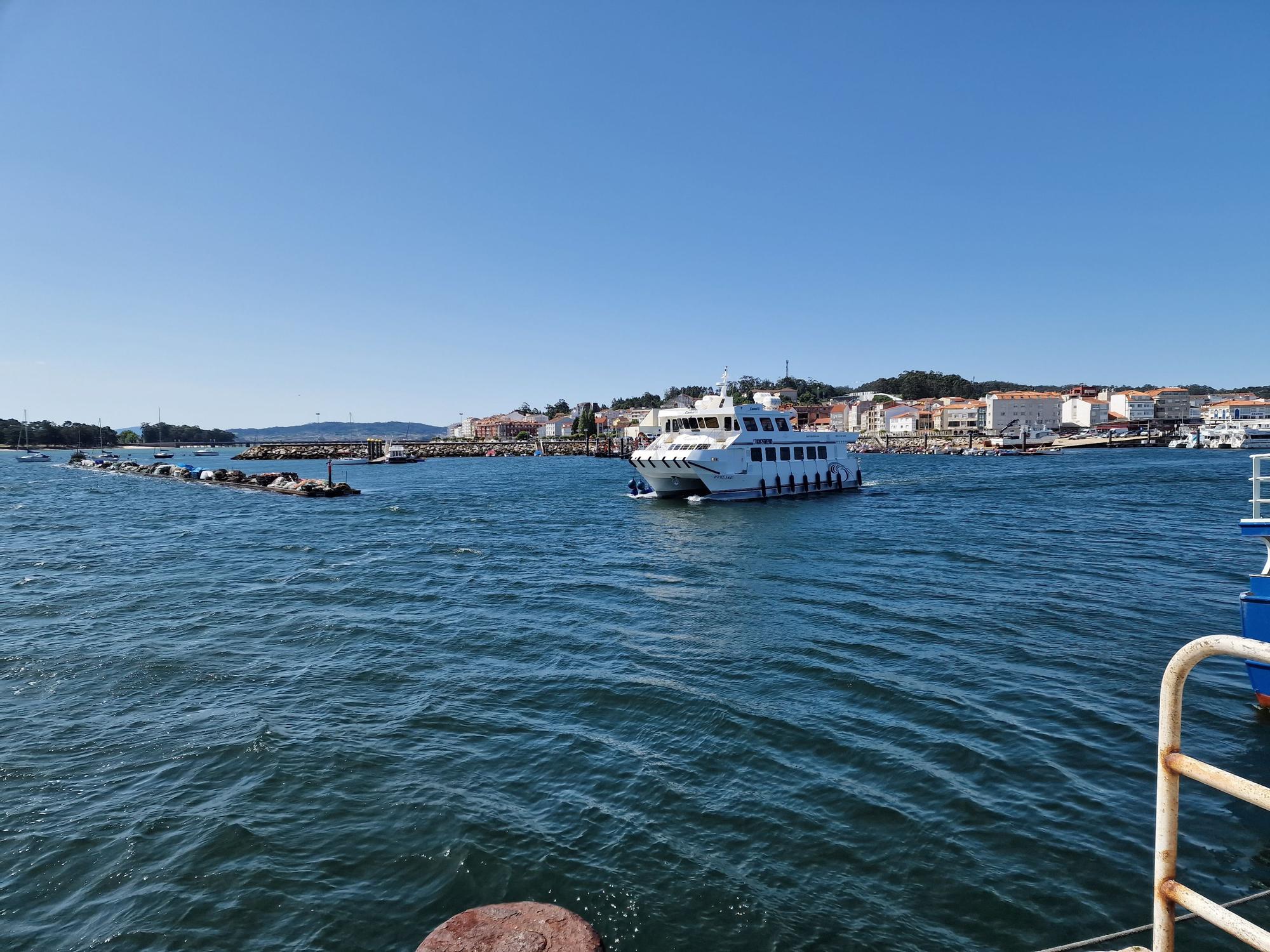 Turistas en los catamaranes de O Grove.