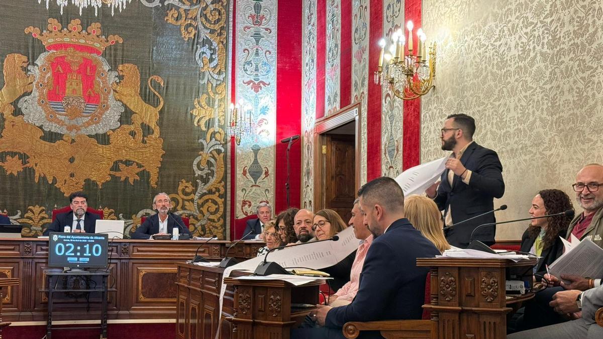 Rafa Mas, de Compromís, muestra una larga lista de ciudades europeas que aplican la tasa turística.