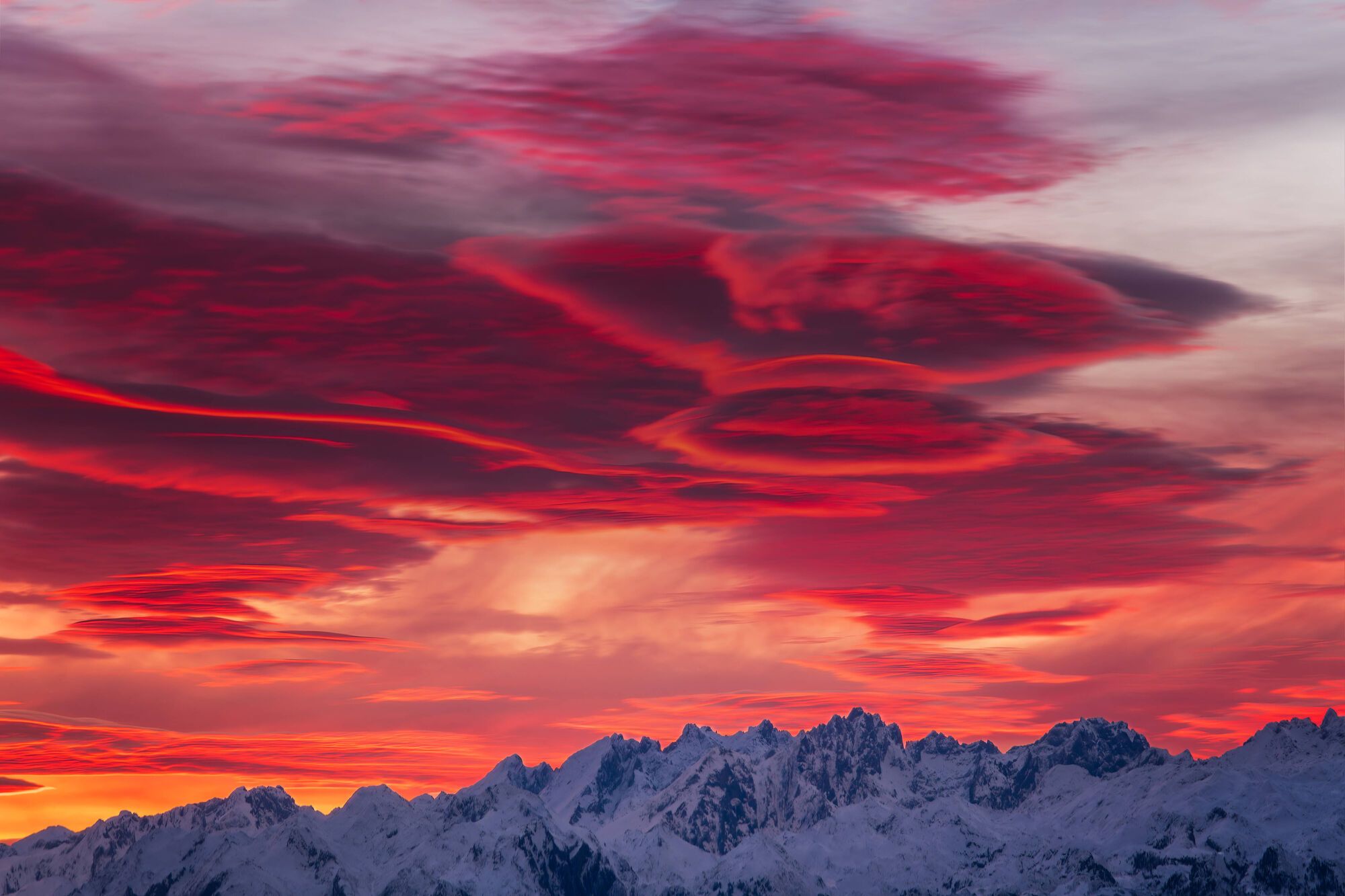 Amanecer con nubes lenticulares sobre los Picos de Europa nevados