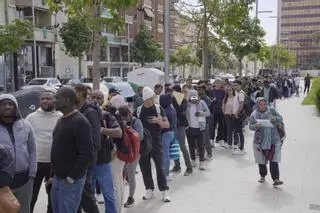 REGULARIZACIÓN DE MIGRANTES EN BALEARES | Largas colas en Palma para obtener el informe de vulnerabilidad