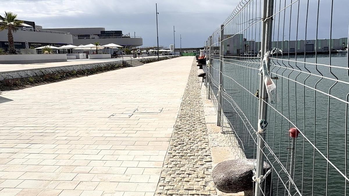 Aspecto del paseo del cantil de la bahía abierto al público de forma parcial este fin de semana