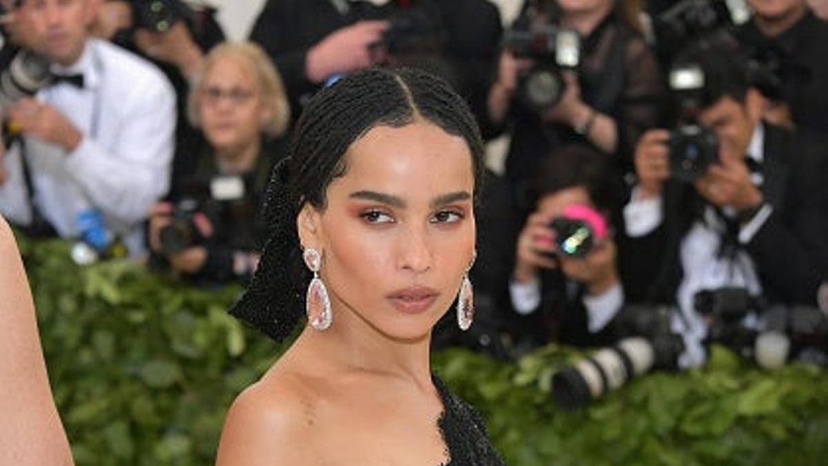 Zoe Kravitz con vestido mínimo por el lado derecho en la Gala Met