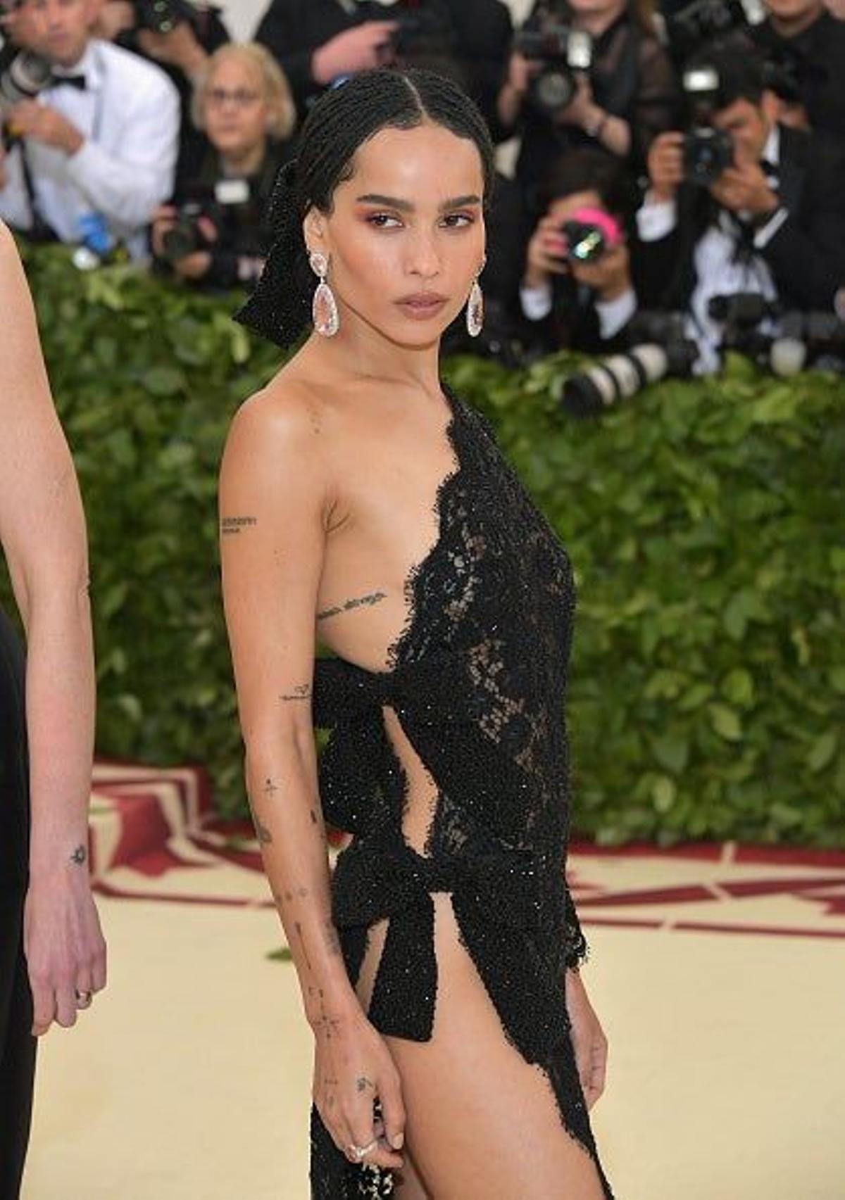 Zoe Kravitz con vestido mínimo por el lado derecho en la Gala Met