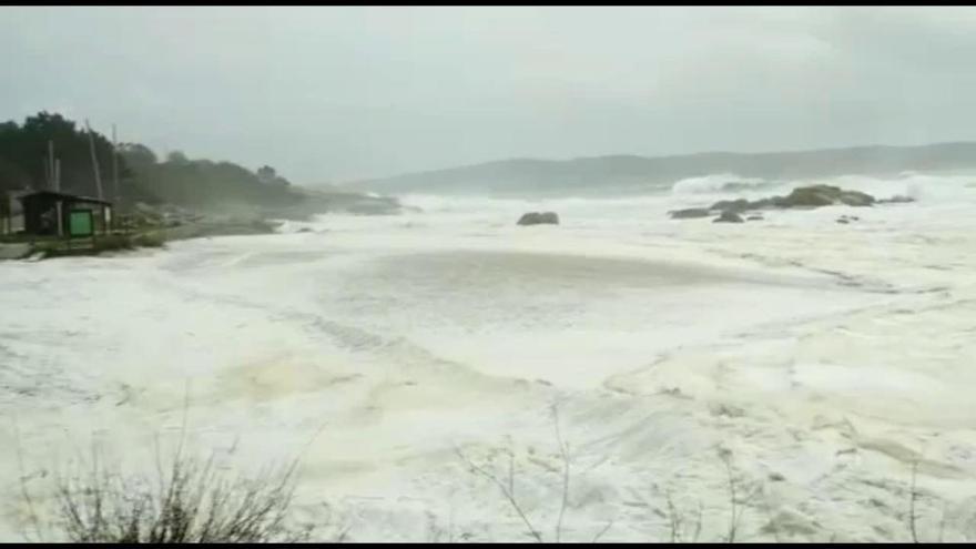 Temporal en  Galicia | Así batía el mar en la Playa de Lagos en Bueu