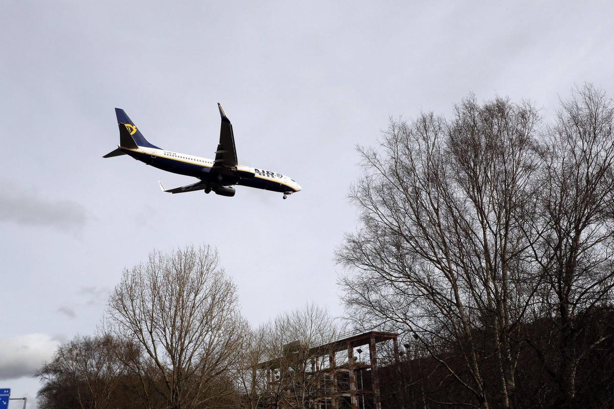 Avión de Ryanair en la maniobra de aproximación a la pista de Lavacolla.