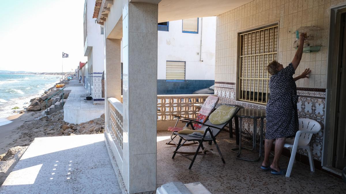 Los chalets construídos en la primera línea del mar en playas como la de El Pinet en Elche están amenazados