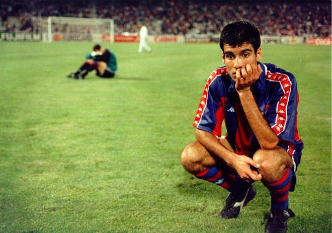 Zubizarreta y Guardiola, abatidos tras perder la final de la Copa de Europa en Atenas-1994 con el Milán.
