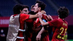 Oyarzabal celebra con sus compañeros el tanto de la victoria de España
