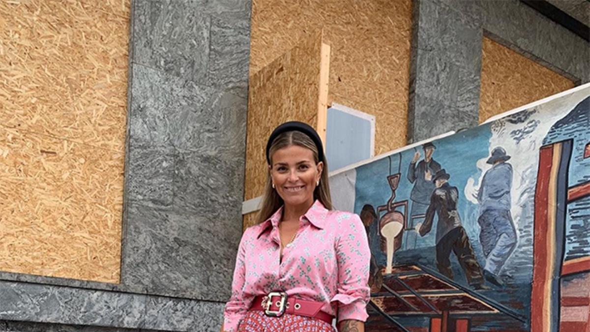 La influencer Janka Polliani con blusa, falda y diadema